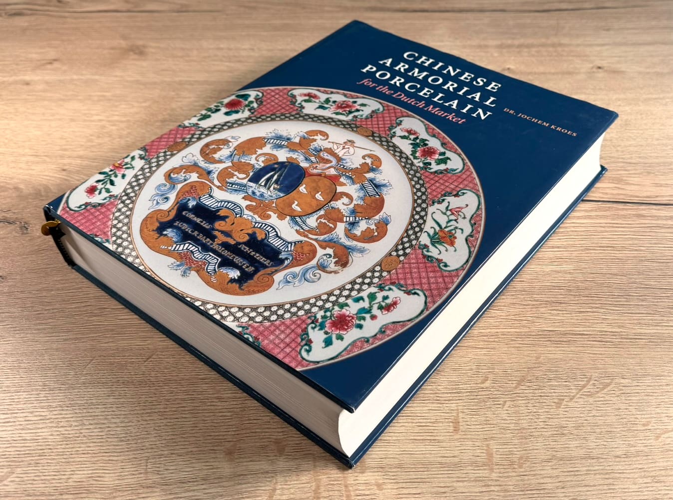 Porcelana heráldica china para el mercado holandés – Jochem Kroes (ISBN 9789040083310) – foto de detalle