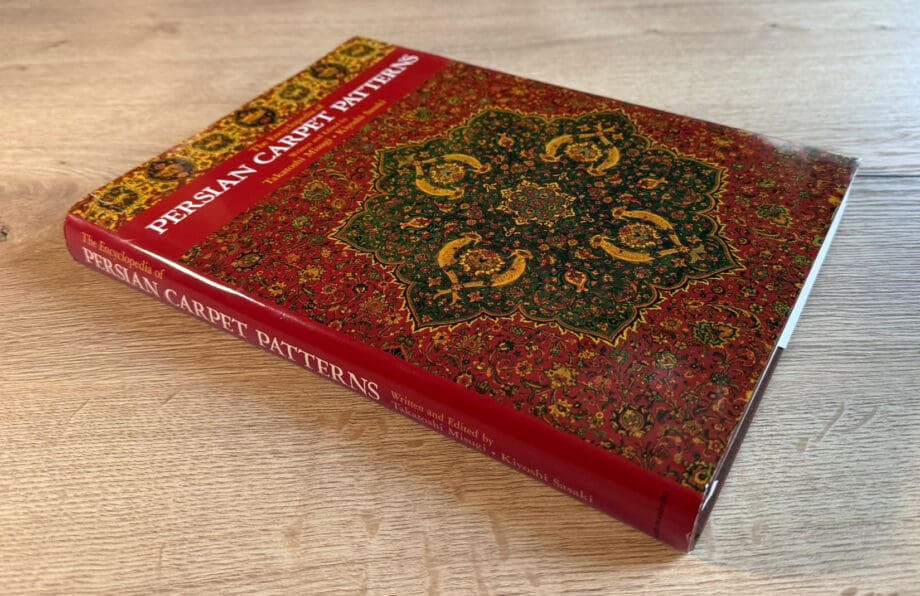 The Encyclopedia of Persian Carpet Patterns – Takatoshi Misugi & Kiyoshi Sasaki – ISBN 9784760106585 – Vergulde Kat