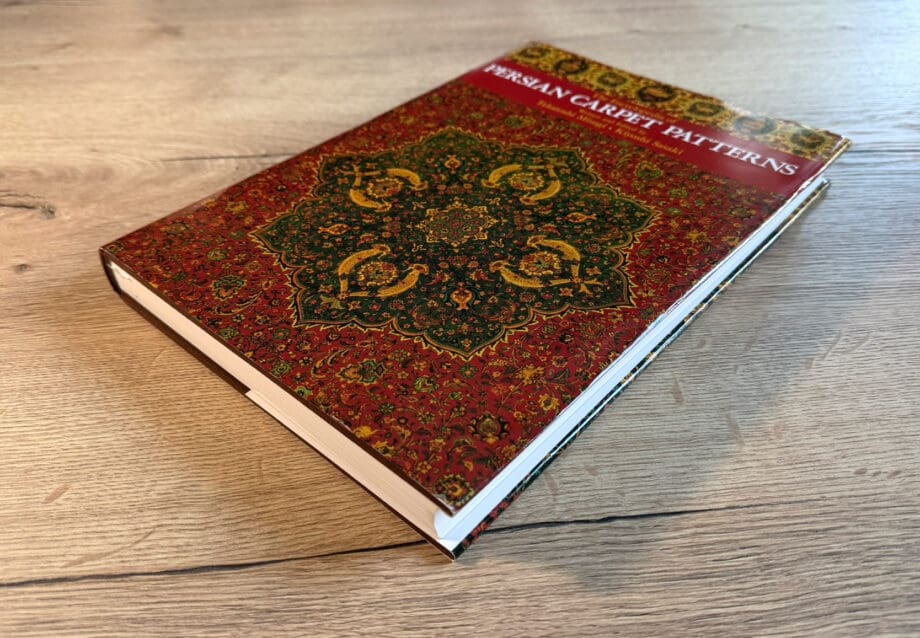 The Encyclopedia of Persian Carpet Patterns – Takatoshi Misugi & Kiyoshi Sasaki – ISBN 9784760106585 – Vergulde Kat